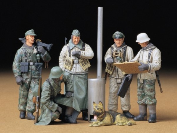 TAM35212 Tamiya 1/35 Scale German Soldiers Field Briefing